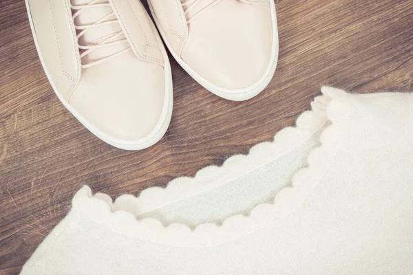 Foto Vintage Zapatos Cuero Rosa Para Mujer Suéter Acostado Las —  Fotos de Stock