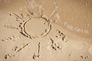 Güneşin şekli ve kumsalda gelen deniz dalgaları. Tatil zamanı kavramı