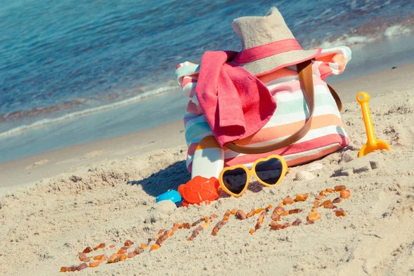 여름에는 휴식을 액세서리 일광욕을 액세서리 해변에서 위에서 장난감등으로 만들어 여름이었다 — 스톡 사진