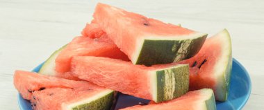 Klasik fotoğraf, doğal vitaminler ve mineraller içeren karpuz, lezzetli sağlıklı tatlı konsepti.