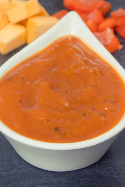 Salsa Zucca Fresca Preparata Casa Ketchup Con Ingredienti Ciotole Vetro — Foto Stock
