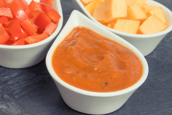 Salsa Zucca Fresca Preparata Ketchup Con Ingredienti Ciotole Vetro — Foto Stock