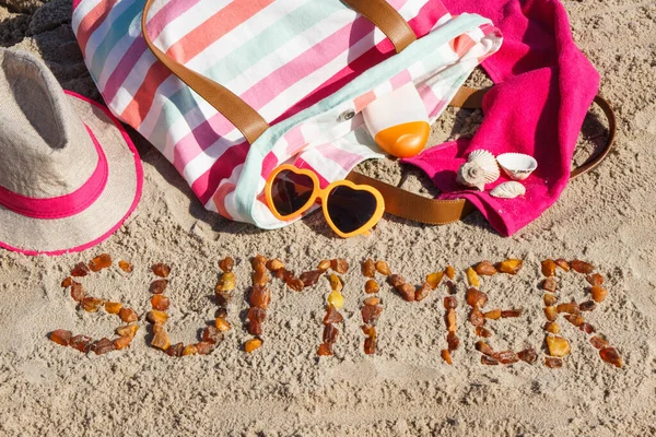 Yaz yazında kehribar taşı ve aksesuarlardan yapılmış. Rahatlamak ya da kumsalda güneşlenmek için. Seyahat ve tatil zamanı kavramı