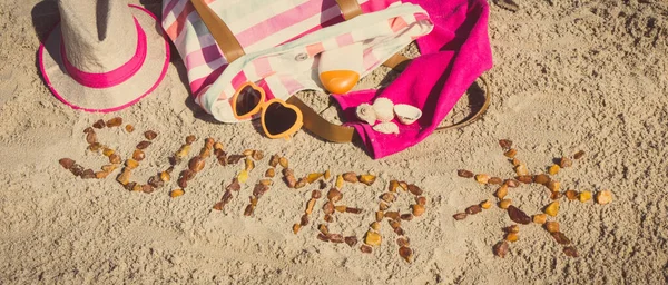 Yazın, kehribar taşı ve aksesuarlardan oluşan güneş şeklinde bir yazı. Rahatlamak için ya da kumsalda güneşlenmek için. Seyahat, turizm ve tatil zamanı kavramı