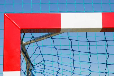 Oyun sahasında kırmızı ve beyaz kale direkli futbol ya da hentbol golü. Spor, eğlence ve temiz havada sağlıklı spor yaşam tarzları.