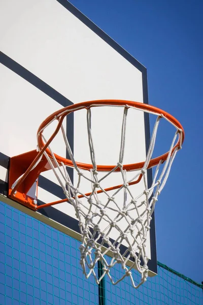 Oyun Bahçesinde Basket Potası Olan Bir Basketbol Tahtası Spor Eğlence — Stok fotoğraf