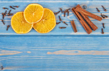 Kurutulmuş meyve kompostosu hazırlamak için kurutulmuş malzemeler ve baharatlar tahta tahtalarda yatıyor, sağlıklı beslenme, metin veya yazıtlar için kopyalama alanı