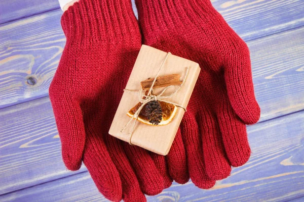 クリスマス バレンタイン 誕生日や他のお祝いのための装飾された贈り物を保持赤い毛織の手袋の女性の手 — ストック写真