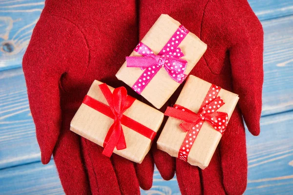 Χέρια Της Γυναίκας Κόκκινα Μάλλινα Γάντια Και Τυλιγμένα Δώρα Για — Φωτογραφία Αρχείου