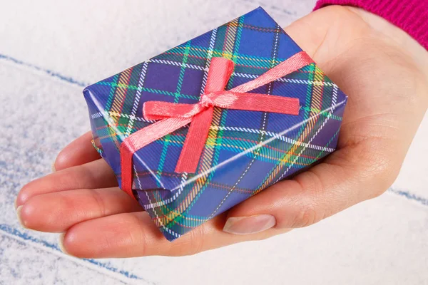 Mano Mujer Con Regalo Colorido Envuelto Para Navidad San Valentín — Foto de Stock