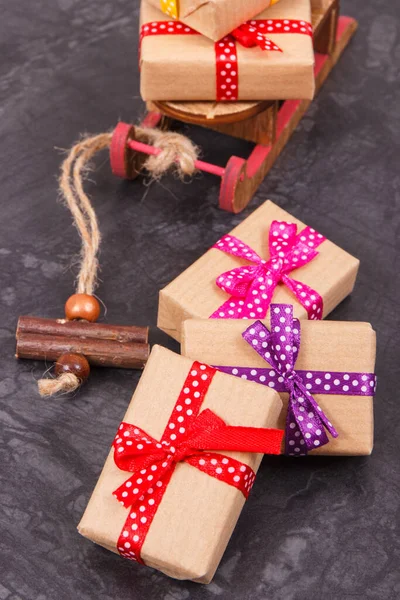 Cadeaux Enveloppés Avec Ruban Rouge Pour Noël Luge Bois — Photo