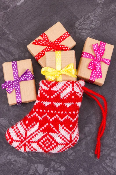 Τυλιγμένα Δώρα Για Χριστούγεννα Εορταστική Κόκκινη Κάλτσα — Φωτογραφία Αρχείου