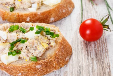 Taze ev yapımı uskumrulu sandviçler veya eski köy tahtasında ton balığı ezmesi. Sağlıklı beslenme kavramı.