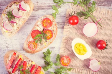 Klasik fotoğraf, taze kabuklu baget, taze ev yapımı uskumru veya ton balığı ezmesi, sağlıklı beslenme konsepti.