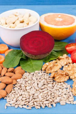 B7 vitamini, beslenme lifleri ve doğal mineraller içeren besleyici farklı bileşenler, sağlıklı beslenme konsepti
