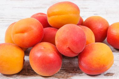 Taze şeftali yığını. Kaynak olarak sağlıklı tatlı doğal mineraller ve vitaminler
