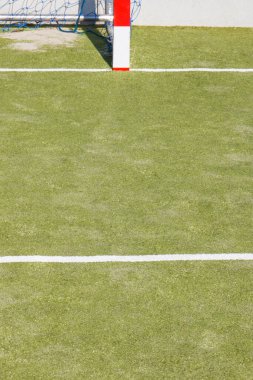 Oyun sahasında kırmızı ve beyaz kale direkli futbol ya da hentbol golü. Spor, eğlence ve temiz havada sağlıklı spor yaşam tarzları.