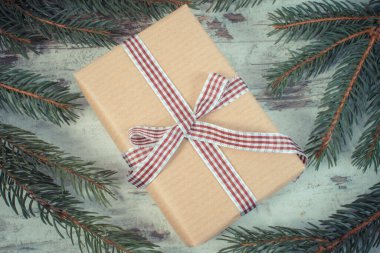 Noel, Sevgililer Günü ya da diğer kutlamalar ve yeşil ladin dallarıyla paketlenmiş bir hediye. Vintage fotoğraf