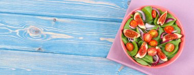 Cam kasede taze meyve ve sebze salatası, diyet konsepti, sağlıklı yaşam tarzları ve beslenme, tahta tahtalar üzerinde metin için kopyalama alanı