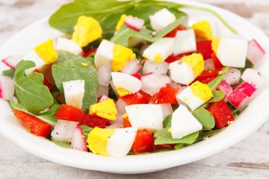 Sebzeli taze bezelye salatası ve cam kasede yumurta. Sağlıklı yaşam tarzı ve beslenme kavramı.