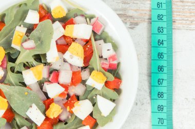 Cam kasede sebze ve yumurta bulunan santimetre ve taze bezelye salatası, zayıflama, diyet ve sağlıklı yaşam tarzları ve beslenme konsepti