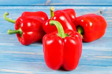 Tahtada duran taze kırmızı biber, sağlıklı beslenme kavramı.