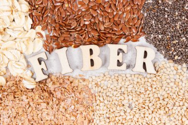 Kaynak vitaminler, beslenme lifleri ve doğal mineraller, sağlıklı yaşam tarzı ve beslenme konsepti olarak ürünler ve malzemeler