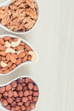 Çeşitli fındık ve bademler, sağlıklı beslenme ve yaşam tarzı kavramı, metin ve yazıtlar için kopyalama alanı