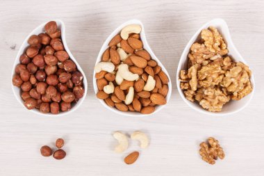 Kaynak olarak sağlıklı fındık ve badem doğal vitaminler ve mineraller, besleyici yeme konsepti