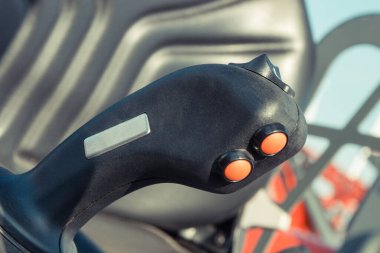 Tarımsal ya da endüstriyel makinelerde düğmeleri olan kontrol paneli. Aracın parçası ve ayrıntıları