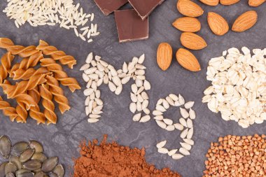 Magnezyum, vitamin, diyet lifleri ve doğal mineraller içeren farklı malzemeler. Sağlıklı besleyici yiyecekler