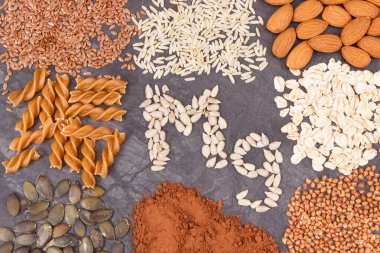 Magnezyum, vitamin, diyet lifleri ve doğal mineraller içeren farklı malzemeler. Sağlıklı besleyici yiyecekler