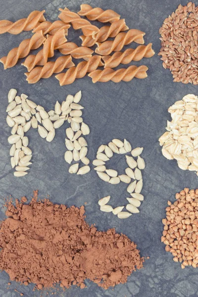 Yazıt MG ve magnezyum içeren besleyici yiyecekler. Kaynak olarak sağlıklı besin doğal vitaminler, mineraller ve beslenme lifleri