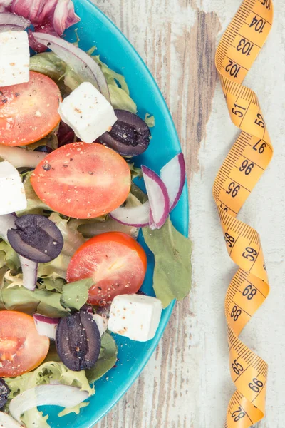 Tejp Åtgärd Och Färsk Grekisk Sallad Med Fetaost Och Grönsaker — Stockfoto