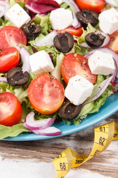 Fita Métrica Com Salada Grega Saudável Preparada Fresca Com Queijo — Fotografia de Stock