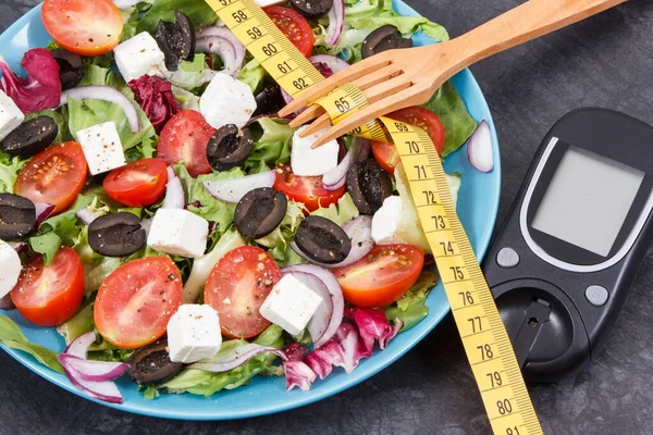 Glucometer Fita Métrica Salada Grega Preparada Com Queijo Feta Legumes — Fotografia de Stock