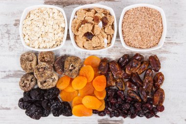 Doğal vitaminler, mineraller ve diyet lifleri içeren bileşenler veya ürünler, sağlıklı yaşam tarzı, gıda ve beslenme kavramı