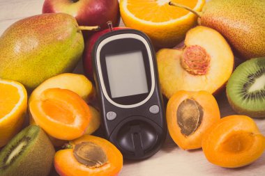 Şeker seviyesini kontrol etmek için glukometre ve doğal vitamin ve mineral kaynağı olarak taze sağlıklı besinler, diyabet konsepti. Vintage fotoğraf