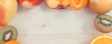 Doğal vitamin ve mineraller içeren sağlıklı tatlı olarak taze besleyici meyveler, yazı için kopyalama alanı veya beyaz tahtaya yazma alanı