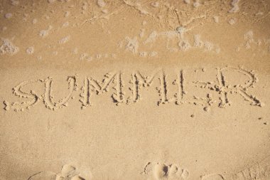 Yazı ve kumsalda gelen deniz dalgaları. Seyahat ve tatil zamanı kavramı
