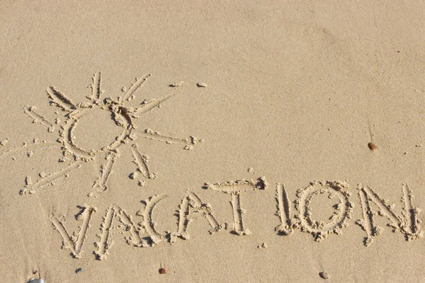 Слово Відпустка Форма Сонця Написана Піску Пляжі Концепція Літнього Часу — стокове фото