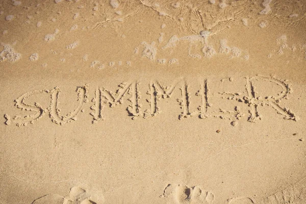 Inschrift Sommer Und Eingehende Meereswelle Auf Sand Strand Konzept Der — Stockfoto