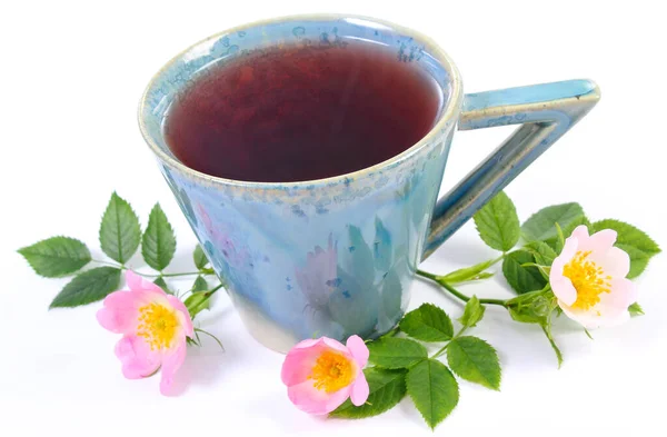 Tasse Heißer Tee Mit Wildrose Und Blühenden Blumen Auf Weißem — Stockfoto