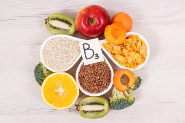 Besleyici bileşenler ve B3 vitamini ve diğer doğal mineraller içeren ürünler, sağlıklı yaşam tarzı ve beslenme kavramı