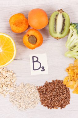 B3 vitamini ve diğer mineralleri içeren besleyici yiyecekler, sağlıklı yaşam tarzı ve beslenme kavramı