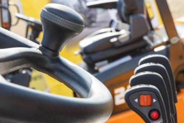 Forklift ya da diğer tarımsal ya da endüstriyel makine düğmeleri olan direksiyon ve işletim kontrol panelleri veya kolları