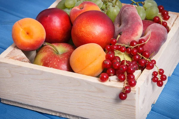 Frutas Frescas Maduras Caja Madera Como Aperitivo Saludable Postre Que —  Fotos de Stock