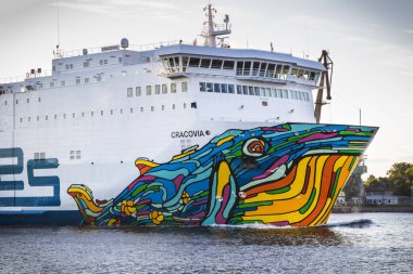 Swinoujscie, Batı Pomeranya - 15 Temmuz 2022: Gündoğumunda Swinoujscie limanına giden Krakovia feribotunu izleyin. Yolcuları ve arabaları taşı