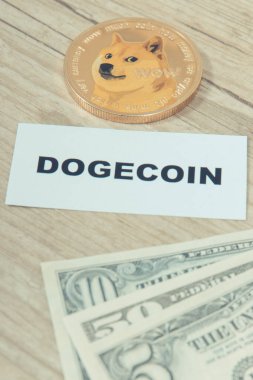 Dogecoin ve dolar banknotları. Kripto para biriminin sembolü. Uluslararası ağ ödemesi. Finans kavramı
