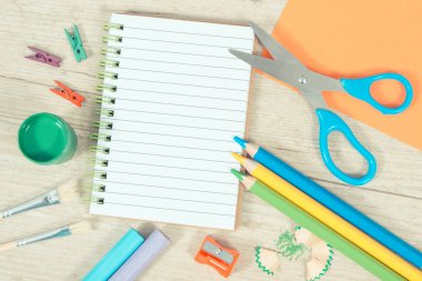 Okulda ya da anaokulunda öğrenim için kullanılan not defteri ve kırtasiye aksesuarları. Yaratıcılığın gelişimi ve çocukların motor becerileri